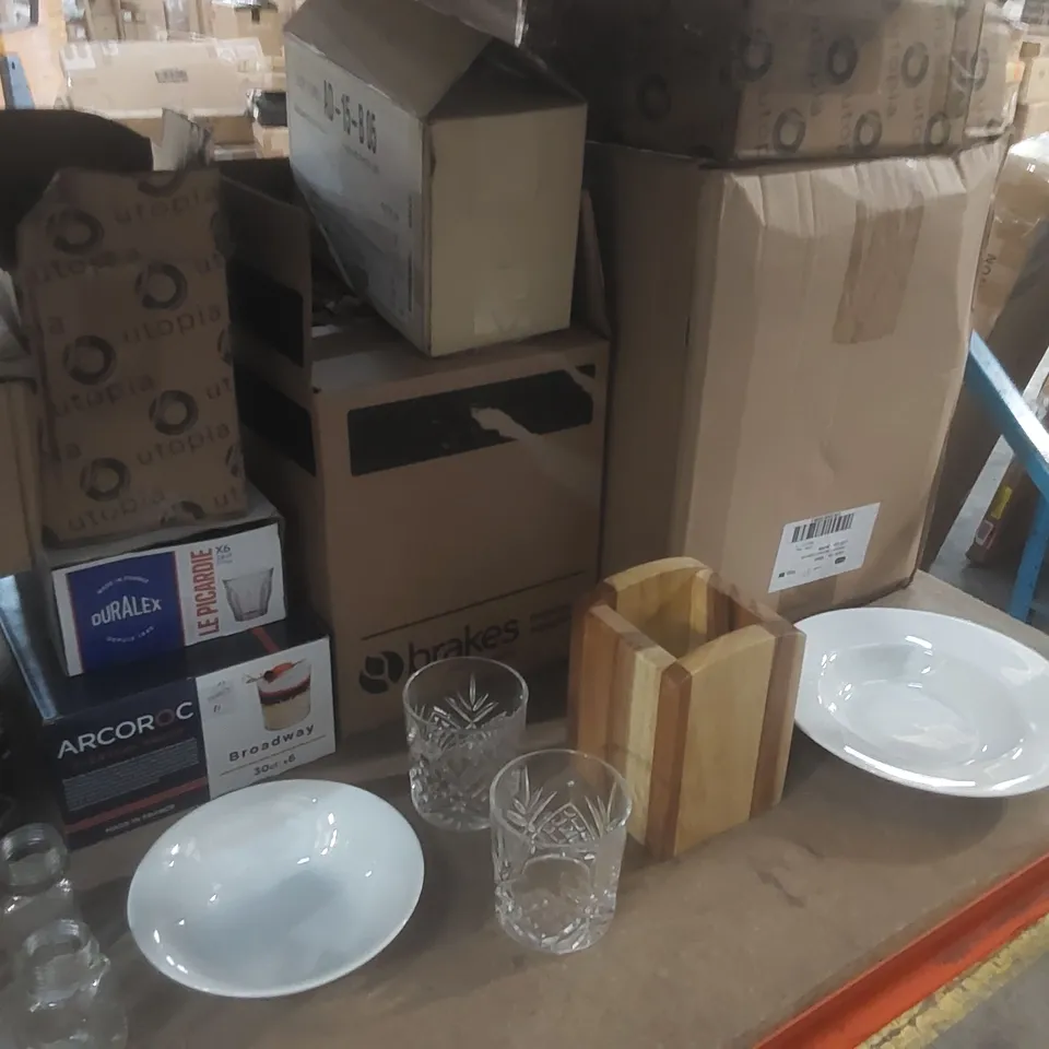 LOT OF ASSORTED CATERING AND RESTAURANT PRODUCTS TO INCLUDE; PLASTIC STORAGE CONTAINERS, PLATES, GLASSES, CONDIMENT BOTTLES ETC