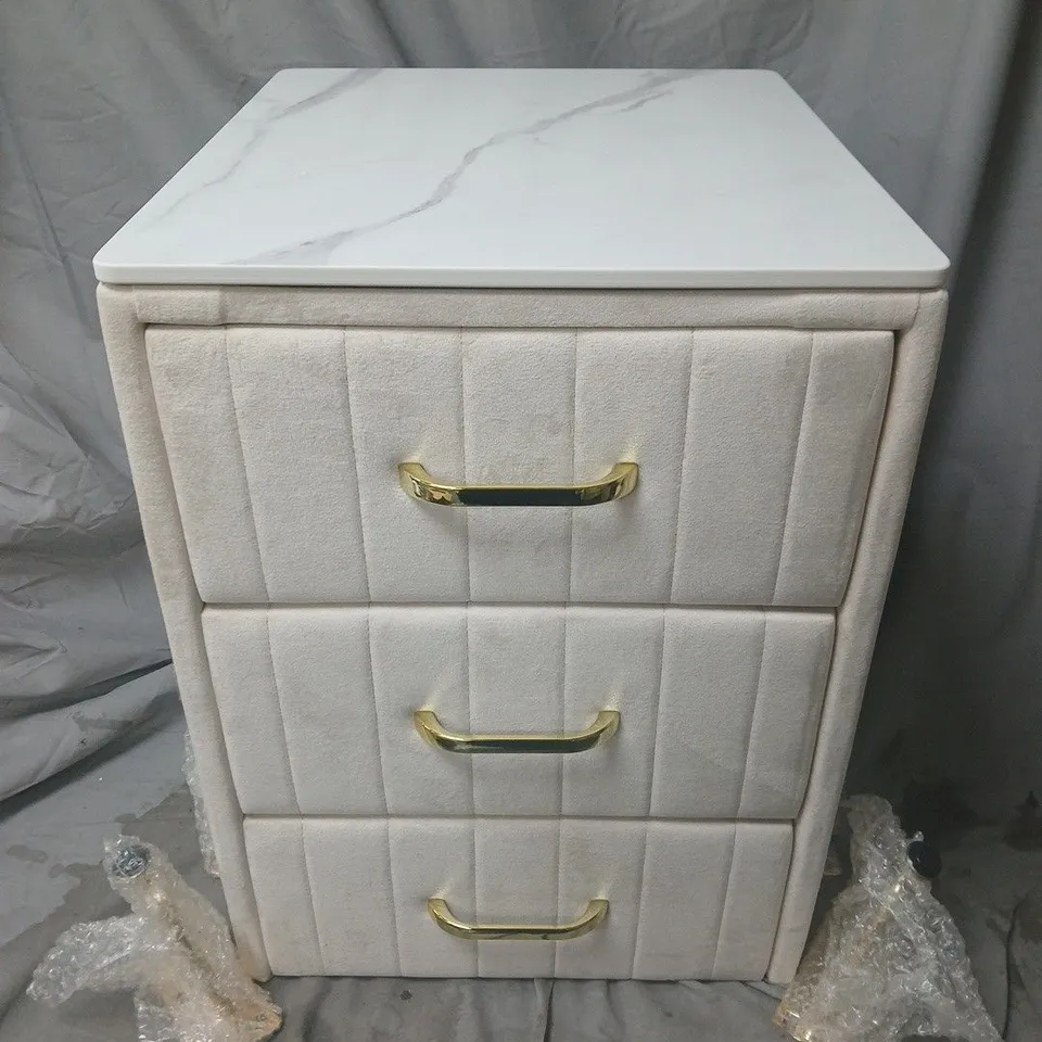 WHITE PADDED FABRIC 3-DRAWER BEDSIDE CABINET WITH MARBLE-EFFECT TOP AND LEGS