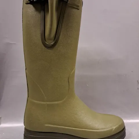 BOXED PAIR OF LE CHAMEAU WELLINGTON BOOTS IN OLIVE EU SIZE 43