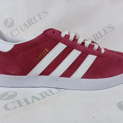 BOXED PAIR OF ADIDAS GAZELLE SHOES IN WILD BERRY COLOUR UK SIZE 9