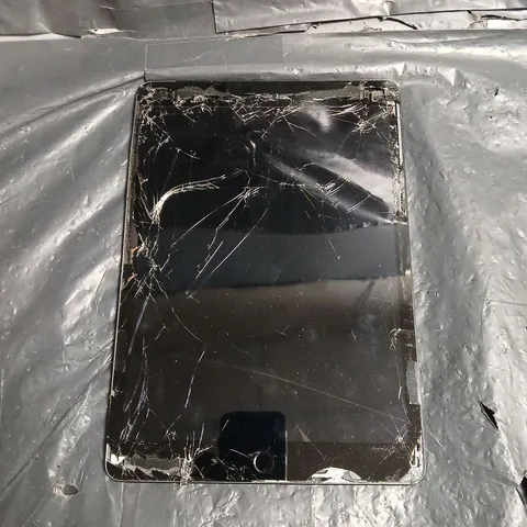 APPLE IPAD A2604 – SPACE GREY, CRACKED SCREEN - FOR PARTS