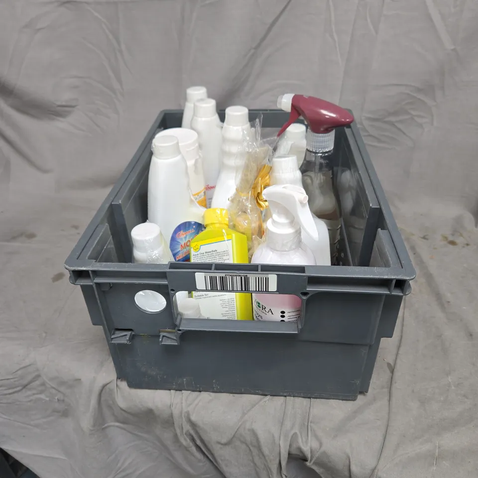 APPROXIMATELY 12 ASSORTED HOUSEHOLD ITEMS TO INCLUDE ECO VER, WATERSAFE, KITCHEN OIL STAIN CLEANER ETC