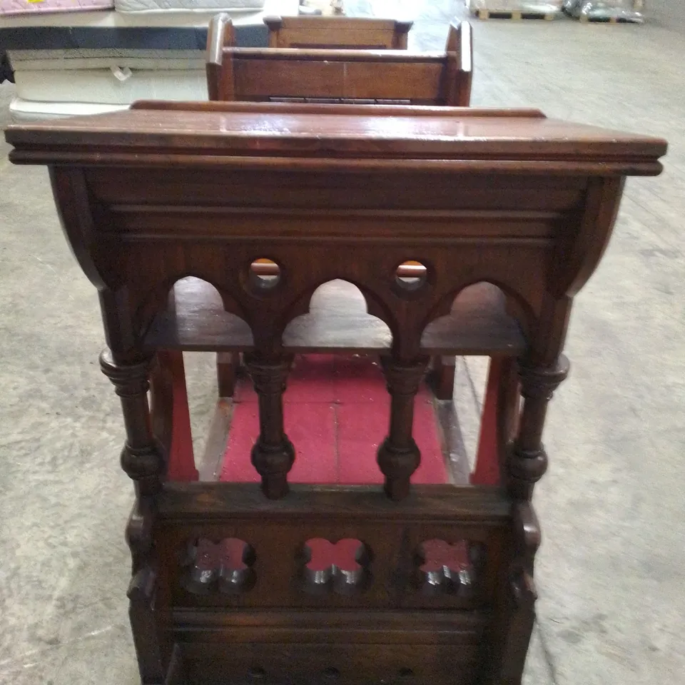  VINTAGE MAHOGANY EFFECT ORNATE CLERGY CHAIR PEW BENCH WITH TEXT STAND AND CARPETED KNEELING SPACE