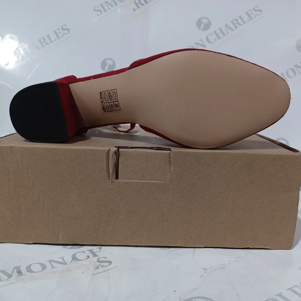 BOXED PAIR OF WALLIS WIDE FIT DARLING SCALLOP DETAIL BLOCK HEEL COURT SHOES IN RED SIZE 7