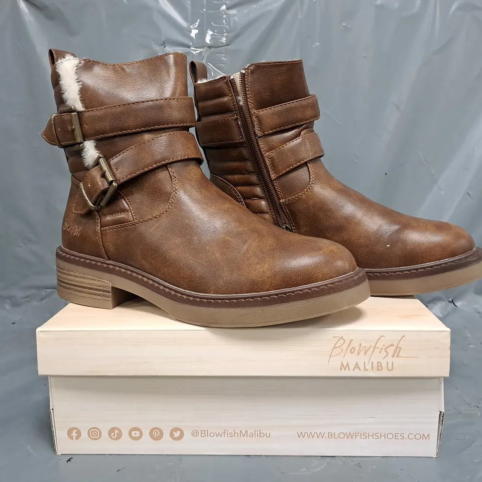 BOXED PAIR OF BLOWFISH MALIBU ANKLE BOOTS IN BROWN SIZE 7