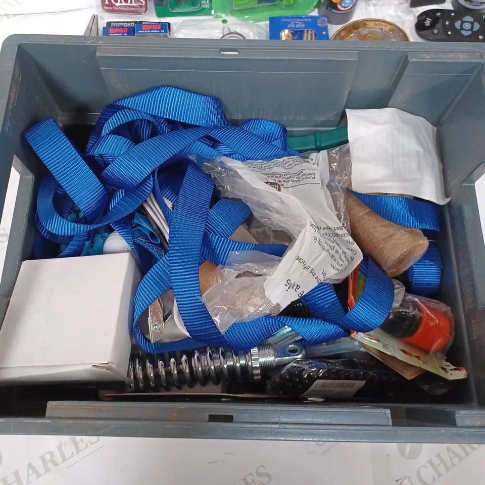 BOX TO CONTAIN APPROX. 25 X ASSORTED HOUSEHOLD PRODUCTS, INCLUDES DIY ITEMS, BADGES, FISHING ACCESSORIES, GARDEN TOOLS ETC 