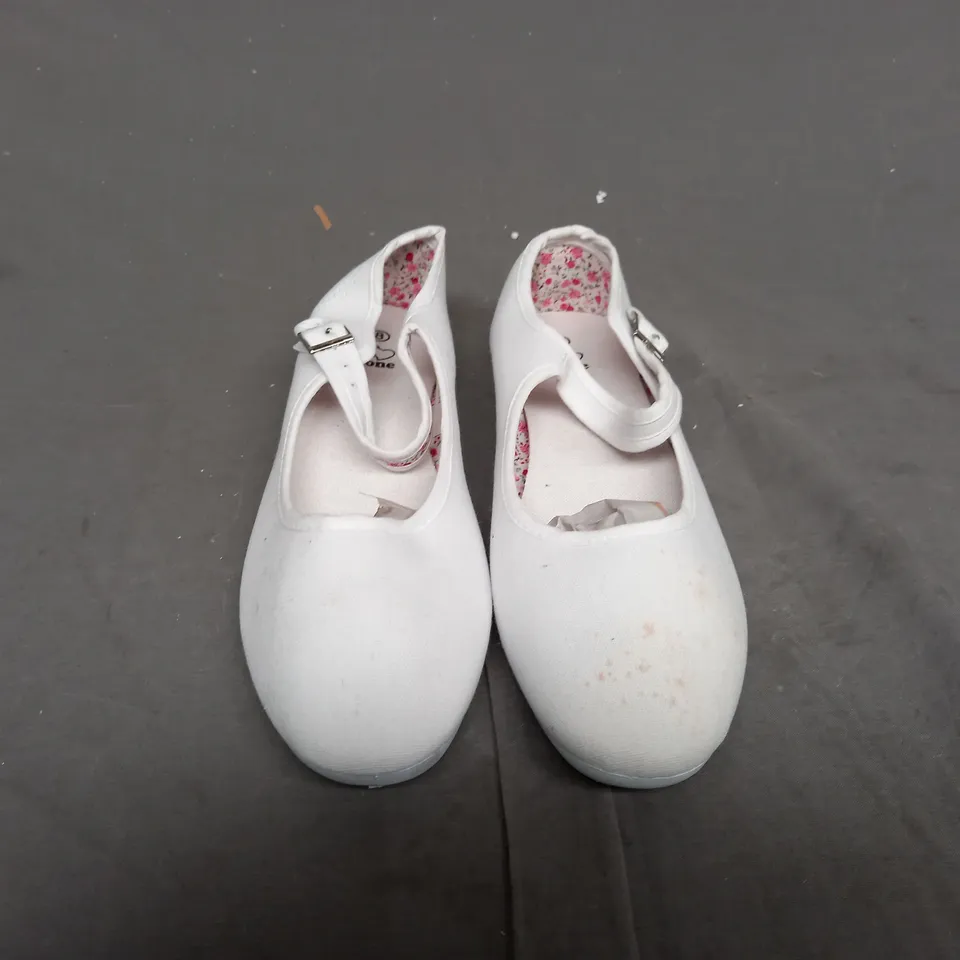 BOX OF APPROXIMATELY 12 PAIRS OF WHITE PUMPS IN VARIOUS SIZES