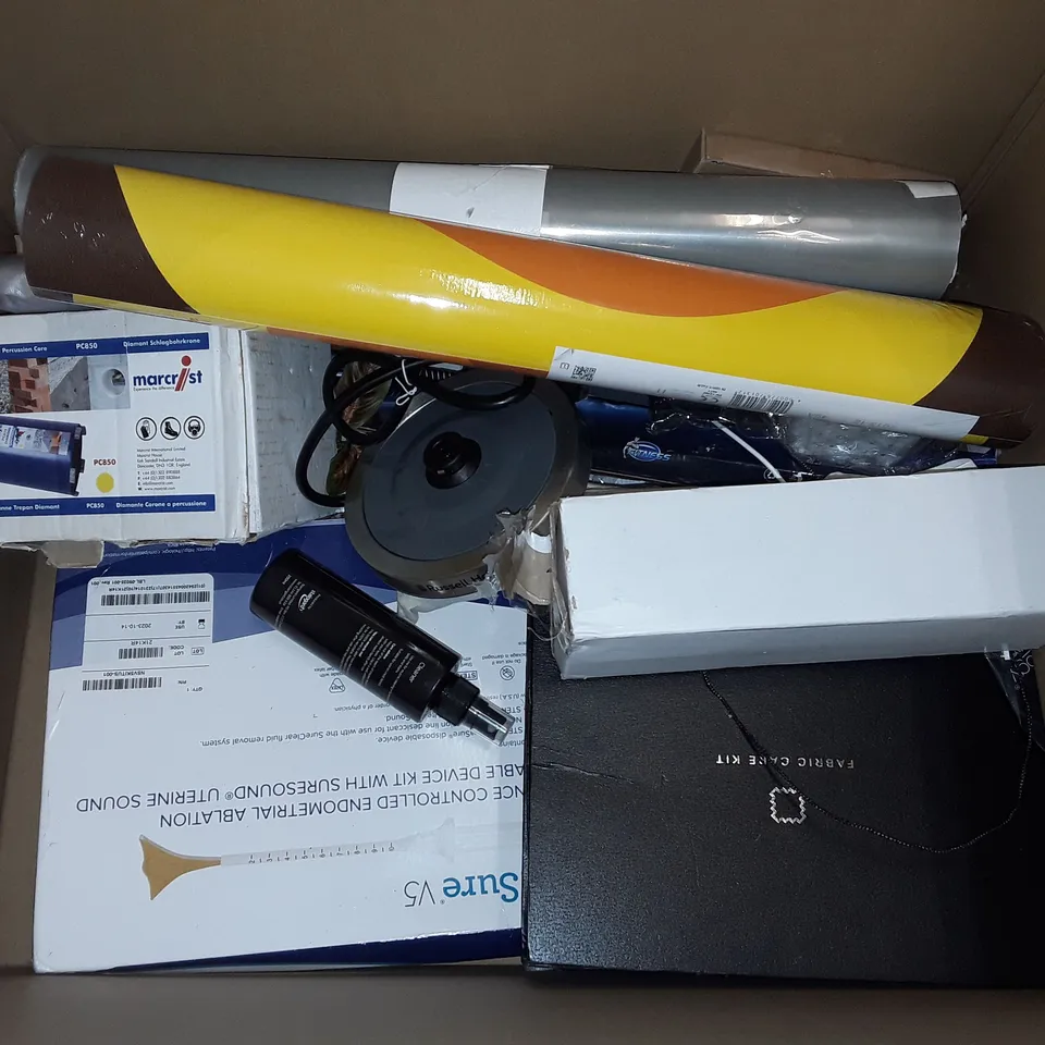LARGE QUANTITY OF ASSORTED HOUSEHOLD ITEMS TO INCLUDE BLADE RUNNER AQUARIUM CLEANER, USB CHARGE FLASHLIGHT AND CHLORINE TABLETS