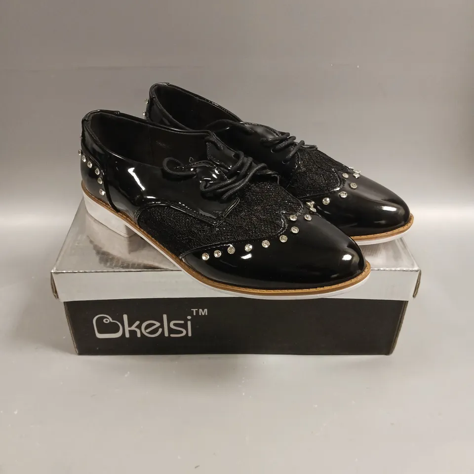 BOXED PAIR OF KELSI LACED SEQUINED SHOES IN BLACK - 4