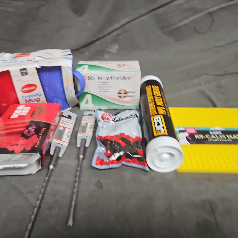 TOTE OF APPROXIMATELY 10 ASSORTED HOUSEHOLD ITEMS TO INCLUDE TRENDY MUGS, FOOD MAT AND DRILL BITS
