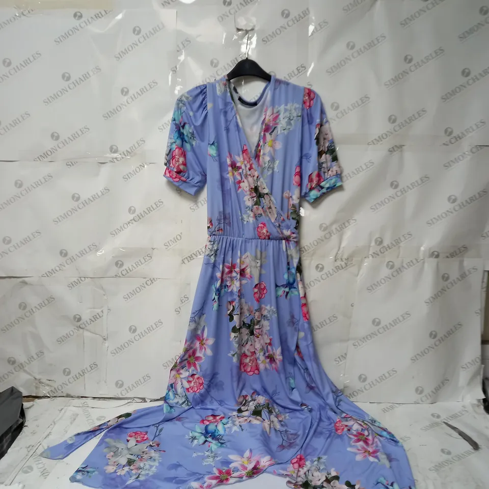 BOX OF APPROXIMATELY 10 ASSORTED WOMEN'S CLOTHING ITEMS INCLUDING JEANS, DRESSES, JEANS