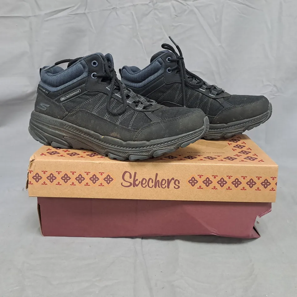 BOXED PAIR OF SKECHERS GO RUN TRAINERS IN BLACK SIZE 6.5