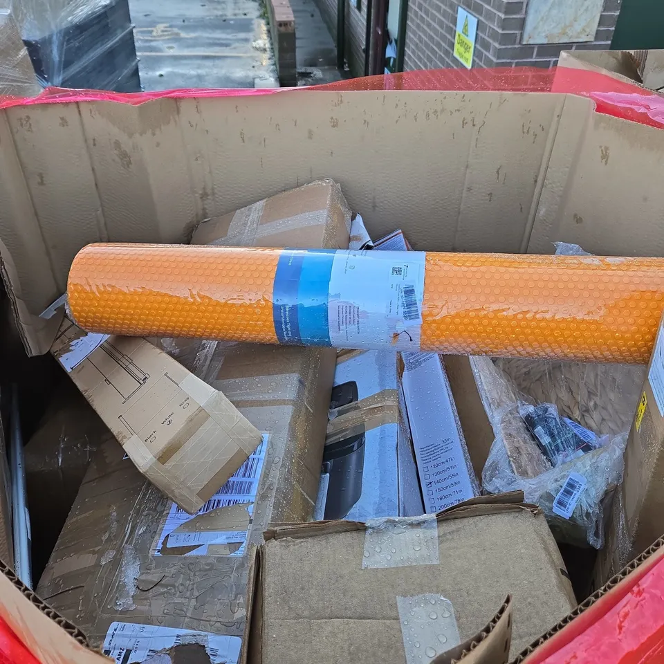 PALLET OF ASSORTED ITEMS TO INCLUDE GYM EQUITMENT, BOXED FURNITURE AND RETRACTABLE GATE