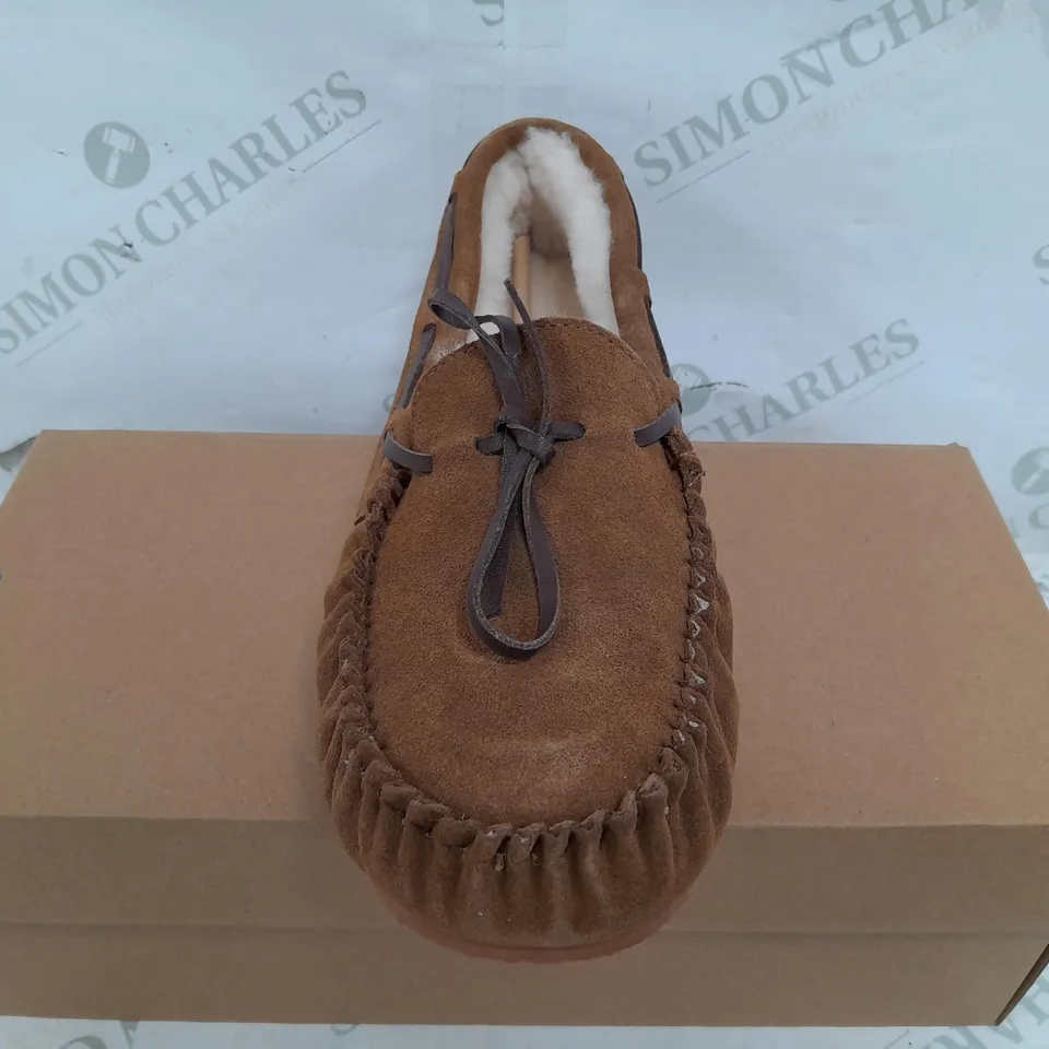 BOXED PAIR OF THE HOUSE OF BRUAR MENS SHEEPSKIN MOCCASINS IN CHESTNUT - SIZE 10