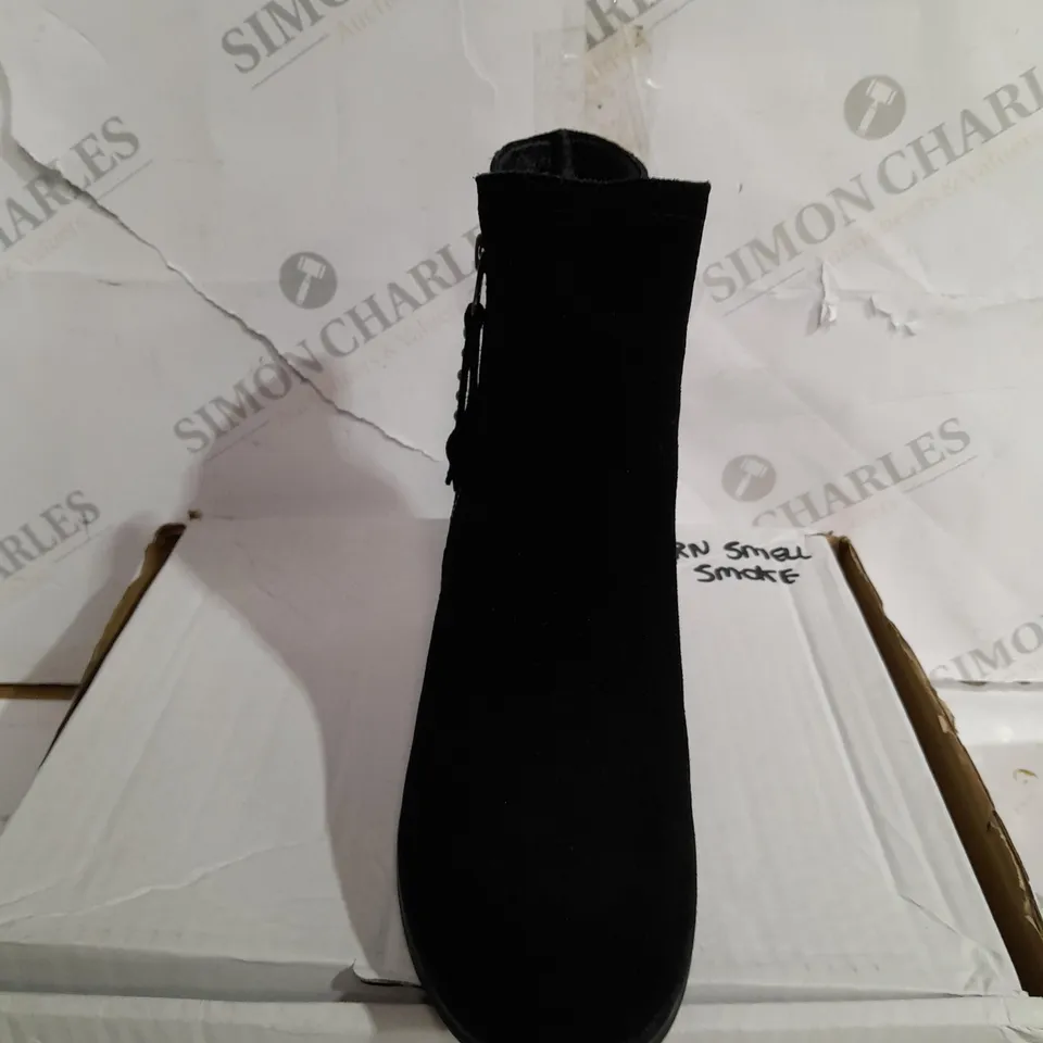 BOXED PAIR OF SKECHERS TAXI ZIPPER BOOTS UK SIZE 5