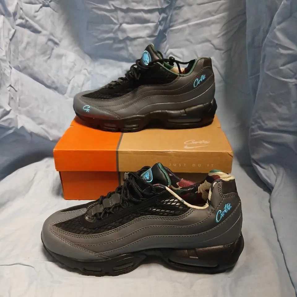 NIKE AIR MAX 95 TT TRAINERS – UK 8 (US 9), GREY/BLACK WITH CAMOUFLAGE LINING
