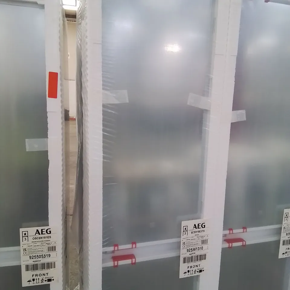 AEG INTEGRATED 70/30 FRIDGE FREEZER 207/60L Model SCE819E5TS RRP £975
