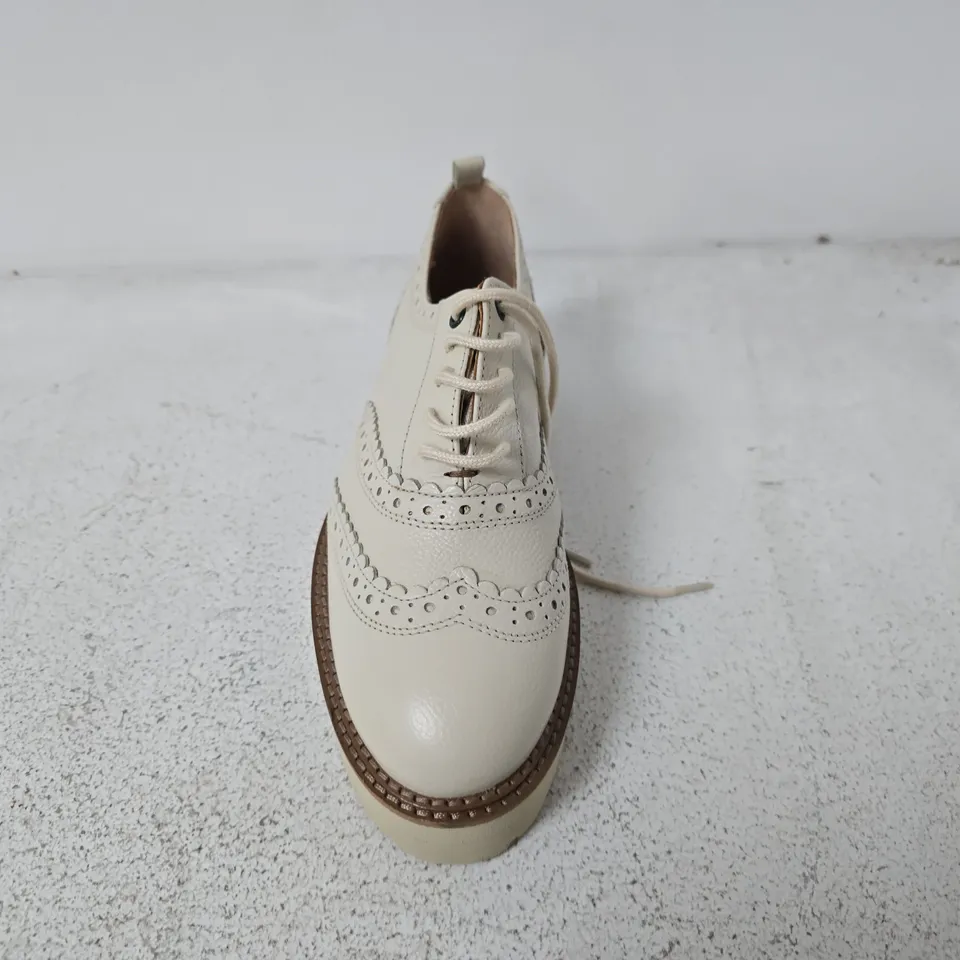 UNBOXED PAIR OF CHUNKY LEATHER LACE UP BROGUE BY WHITE STUFF - SIZE 7