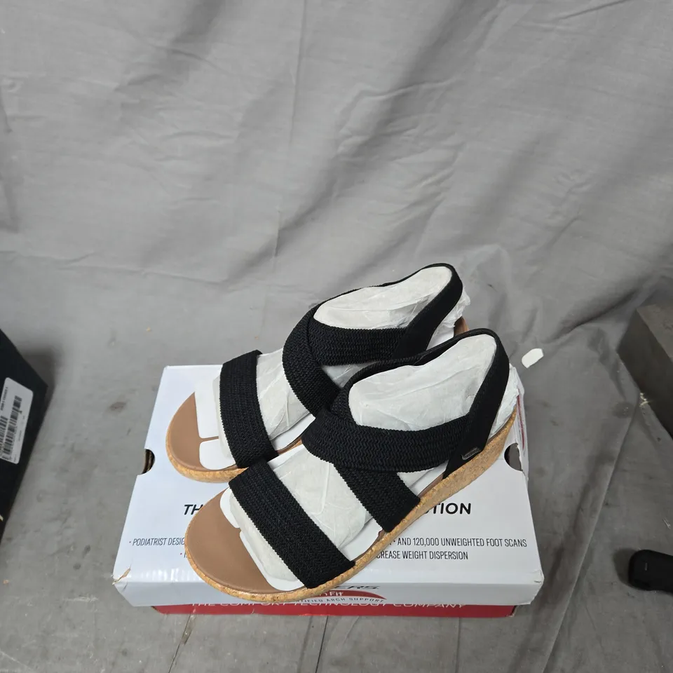 SKECHERS ARCH FIT SANDALS - BLACK, UK 5