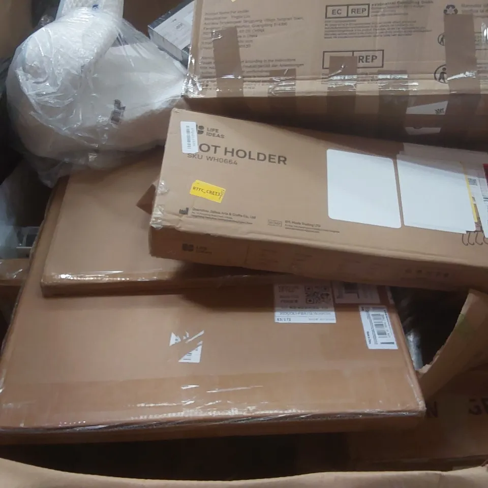 PALLET CONTAINING A LARGE QUANTITY OF ASSORTED ITEMS INCLUDING: PET STROLLER, POT HOLDER, CUSHION, BLINDS ECT