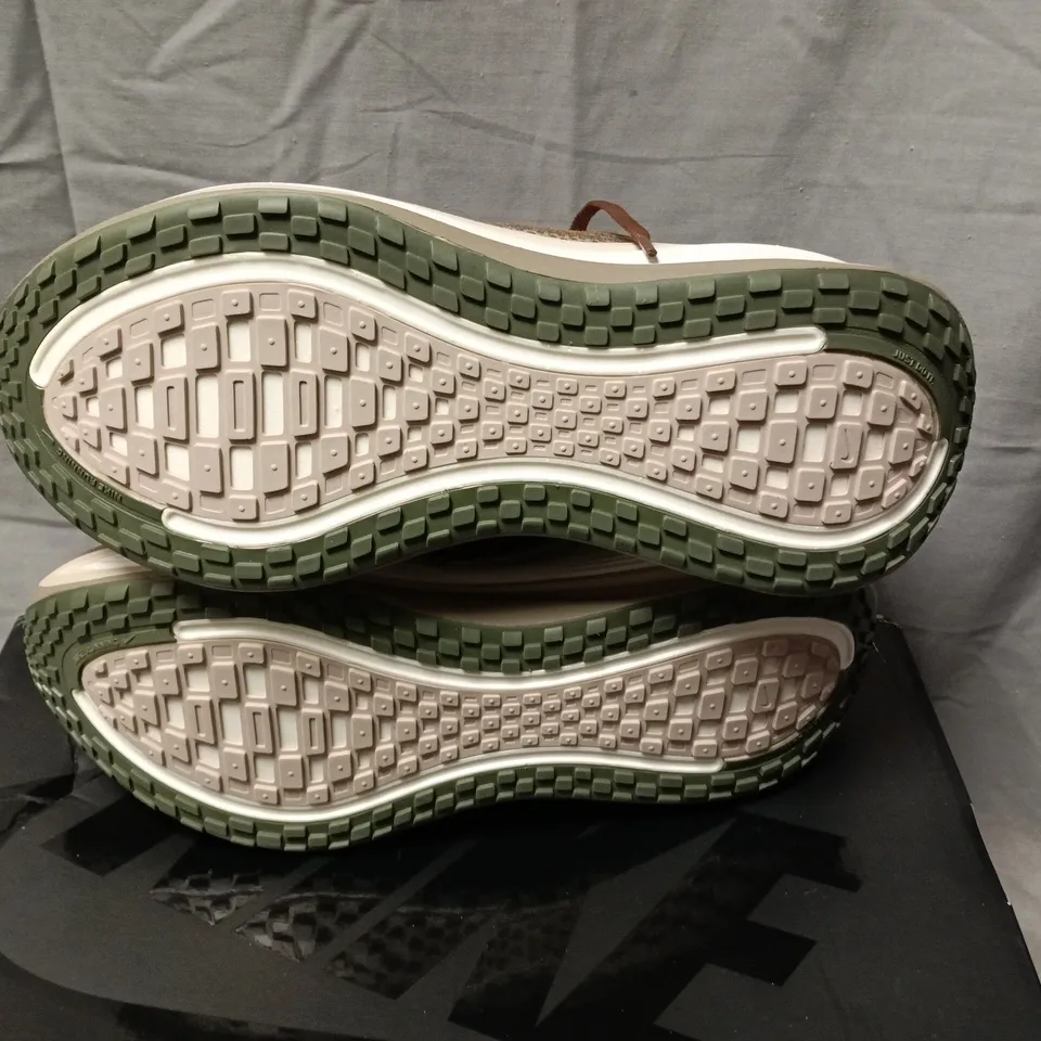 BOXED NIKE VOMERO PLUS QS RUNNING SHOES – BROWN/TAN, UK 9.5 (US 10.5)