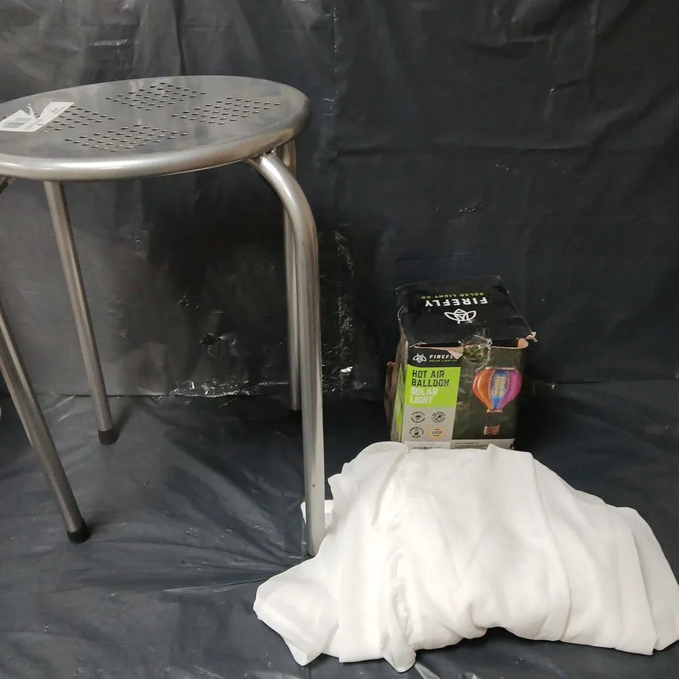 APPROXIMATELY 6 HOUSEHOLD ITEMS TO INCLUDE SMALL STOOL, SOLAR GARDEN BALLOON AND A LADIES KAFTAN