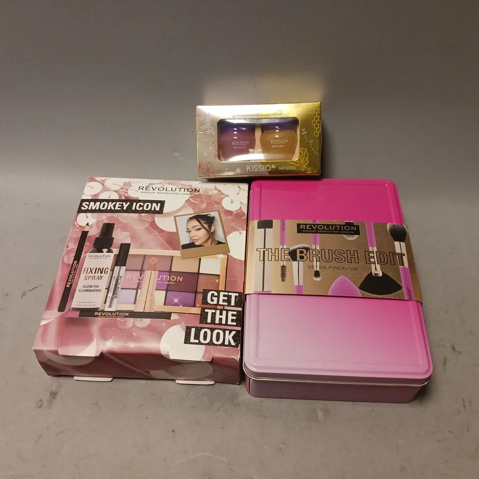 BOX OF ASSORTED BEAUTY BOXES TO INCLUDE GRUUM, TTRWIN, AND REVOLUTION ETC. 