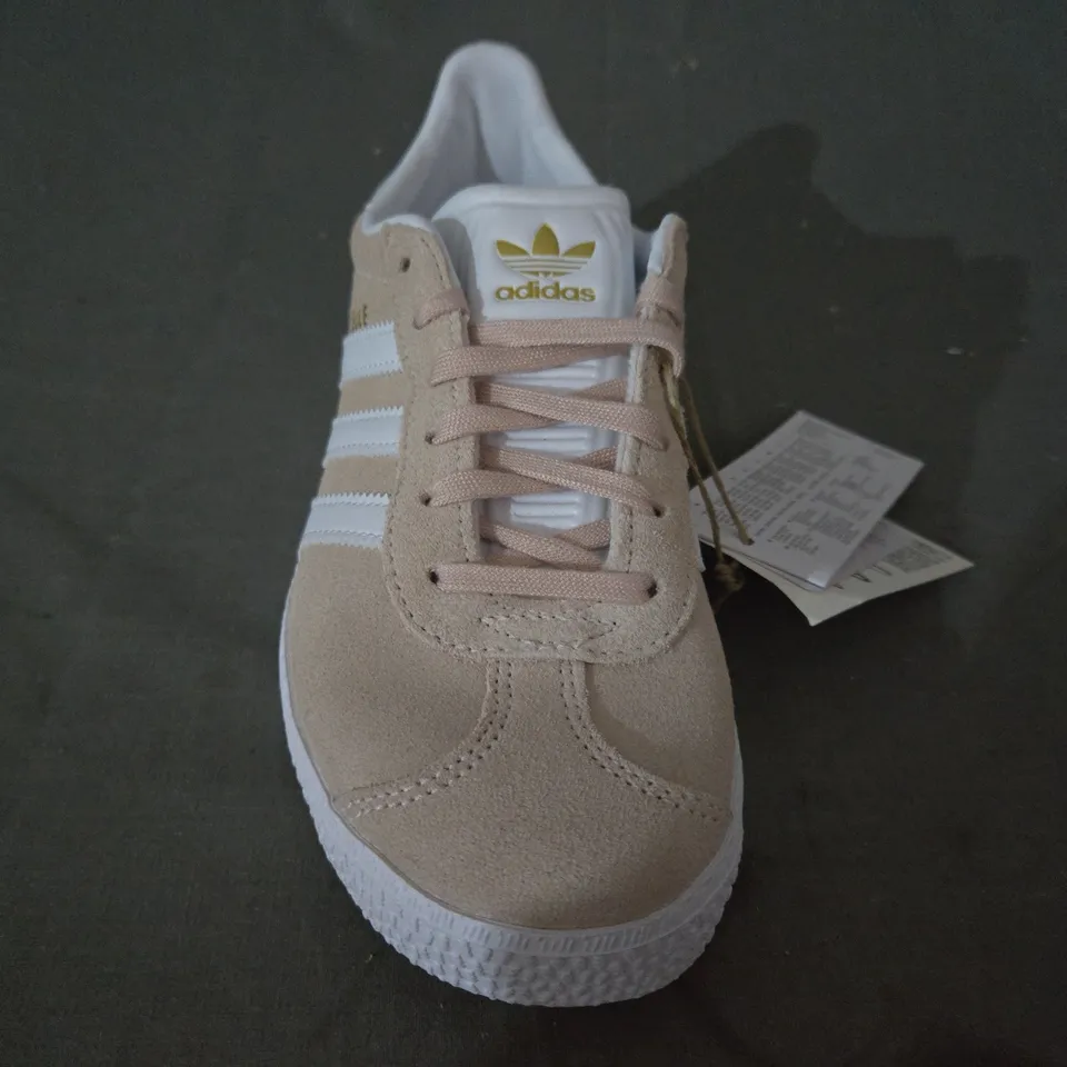 BOXED PAIR OF ADIDAS GAZELLE KID'S SHOES IN BEIGE/WHITE UK SIZE 3.5