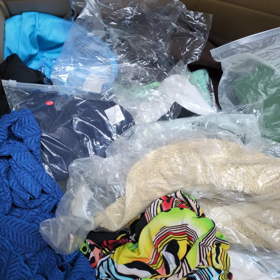APPROXIMATELY 30 ASSORTED CLOTHING ITEMS IN VARIOUS SIZES, STYLES & COLOURS TO INCLUDE BRANDS SUCH AS TILLETTS, MNG, ZENO, ETC - COLLECTION ONLY