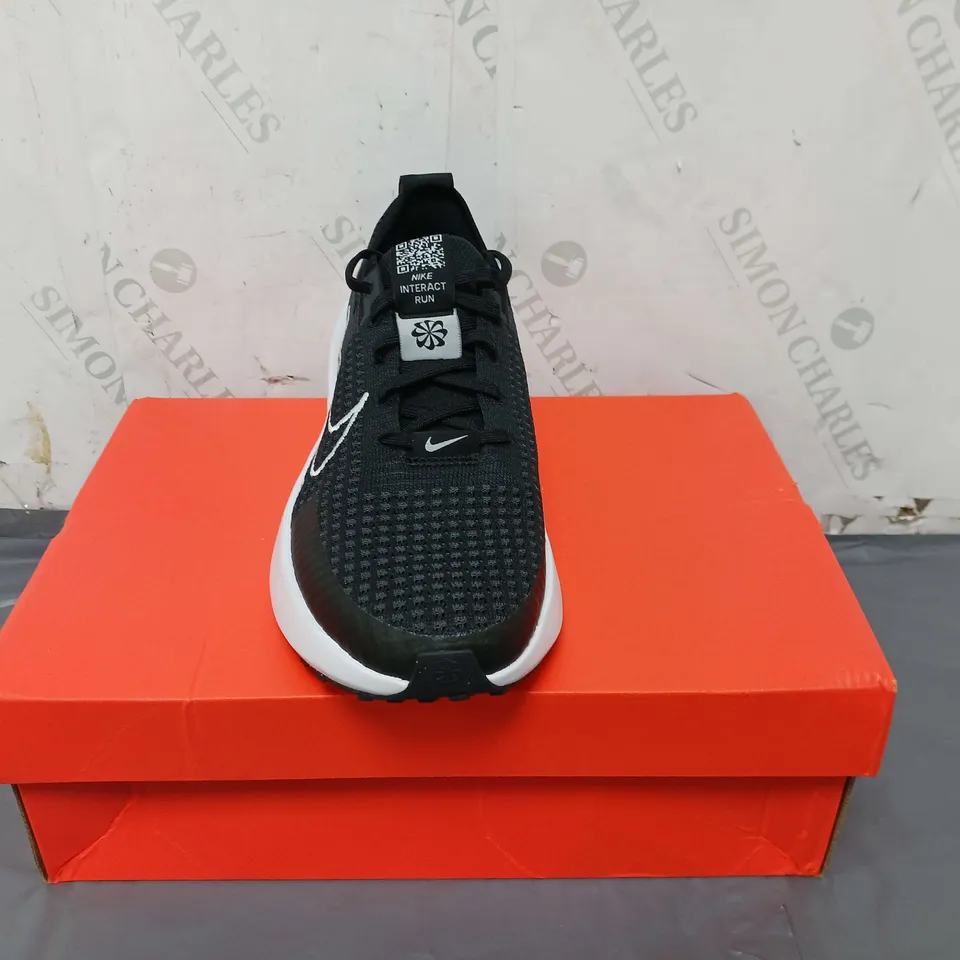 BOXED PAIR OF NIKE RUNNING INTERACT RUN TRAINERS IN BLACK SIZE 8