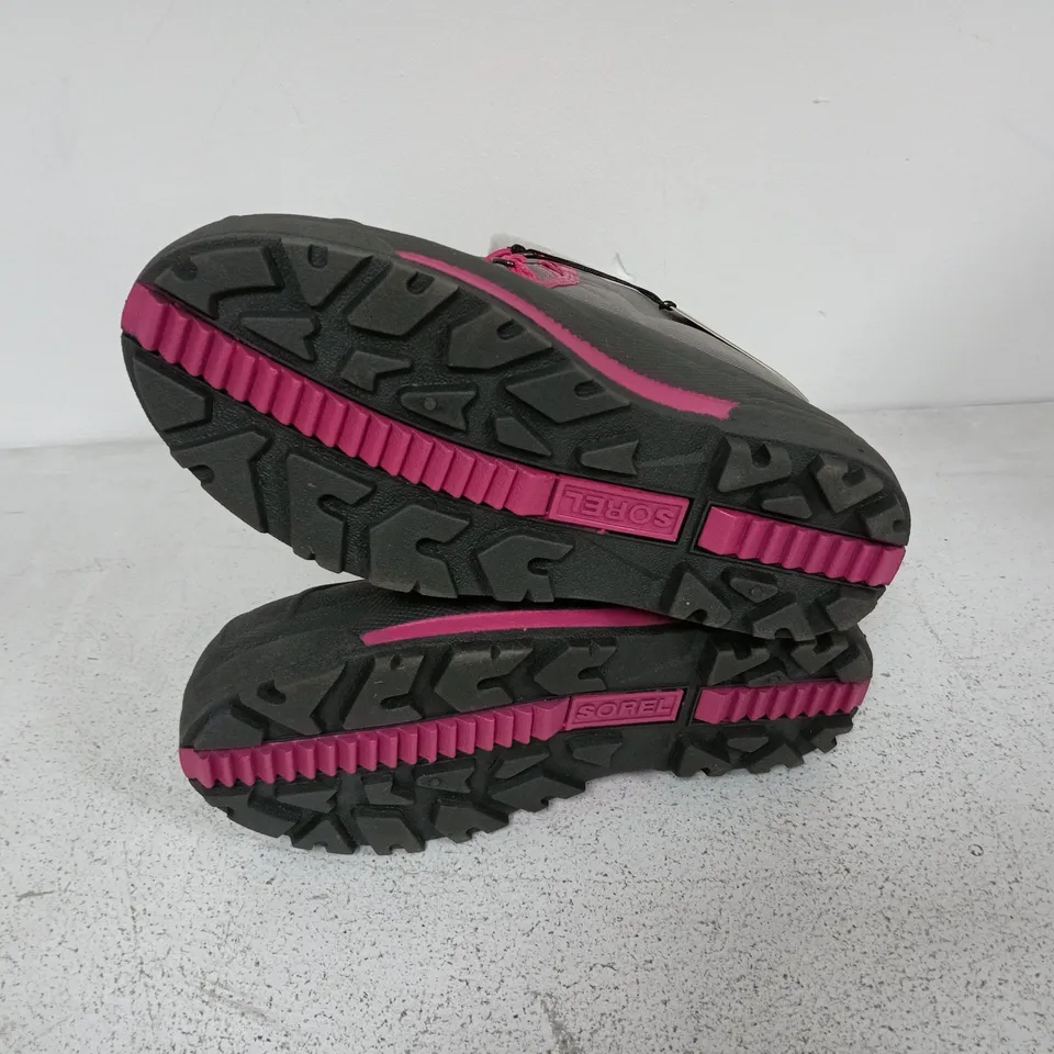 BOXED PAIR OF SOREL YOUTH CUMBERLAND 2 BOOTS IN LIGHT GREY/PINK - UK 5.5