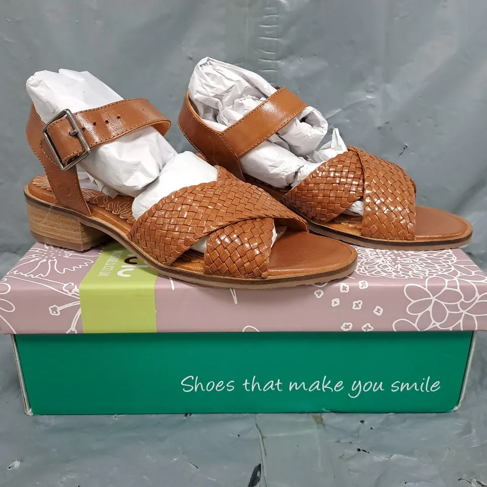BOXED PAIR OF MOSHULU OPEN TOE LOW BLOCK HEEL SANDALS IN TAN SIZE UK 5