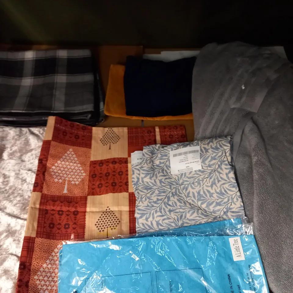 LARGE QUANTITY OF ASSORTED HOME FABRIC ITEMS TO INCLUDE CUSHION COVERS AND TOWELS