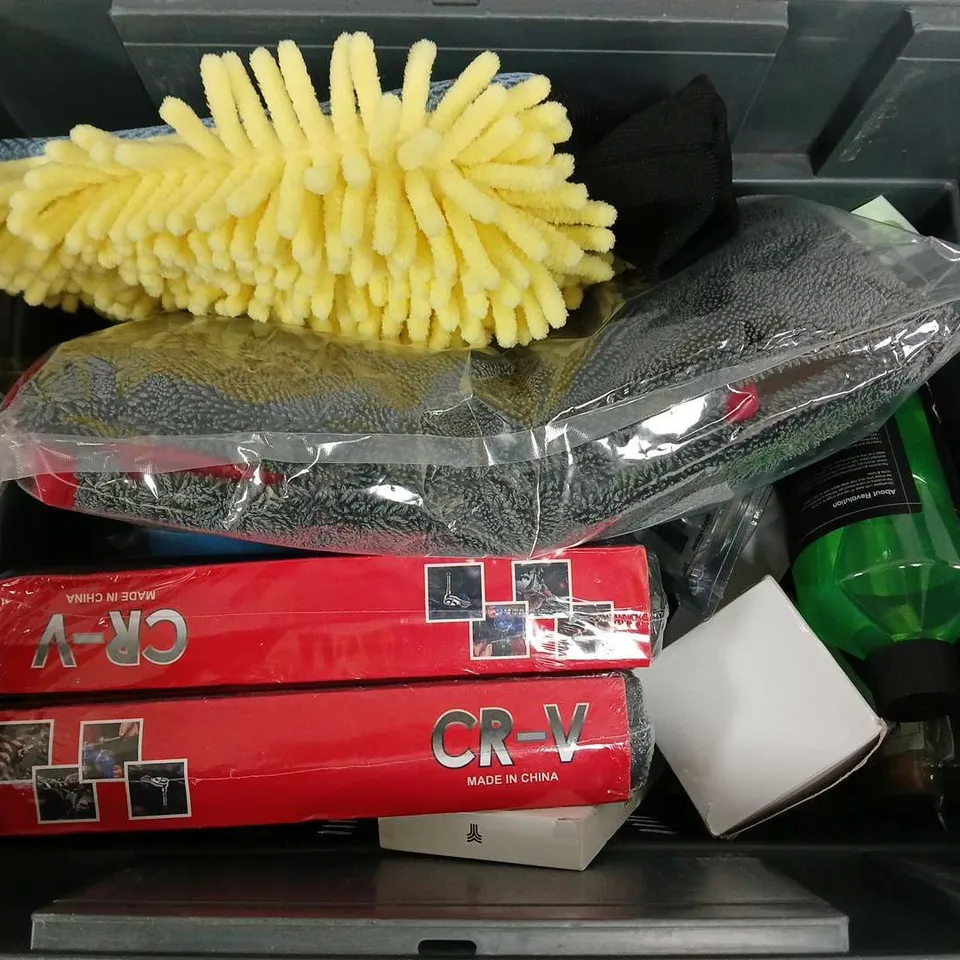 APPROXIMATELY 7 ASSORTED VEHICLE PARTS & ACCESORIES TO INCLUDE 46PCS SOCKET WRENCH, CAR DRYING TOWEL, EZCARCARE TYRE & TRIM DRESSING, ETC