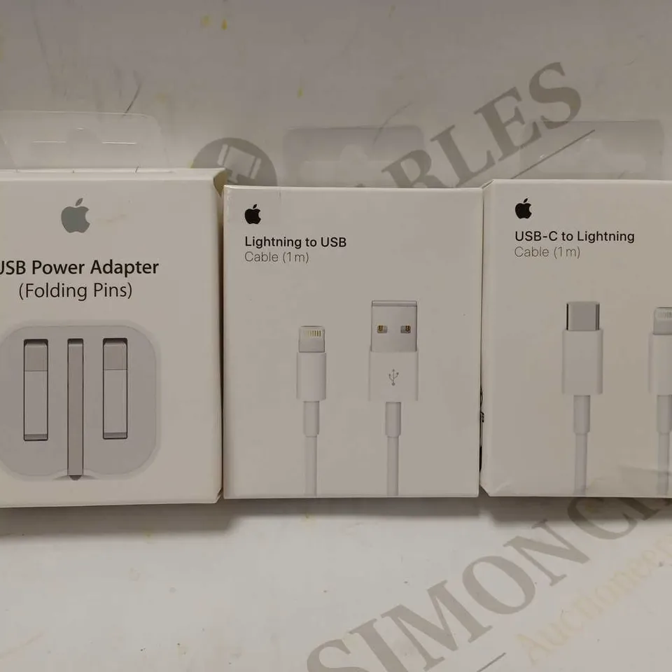 LOT OF 3 ASSORTED APPLE ITEMS TO INCLUDE USB POWER ADAPTER, LIGHTNING TO USB CABLE, USB-C TO LIGHTNING CABLE  RRP £73