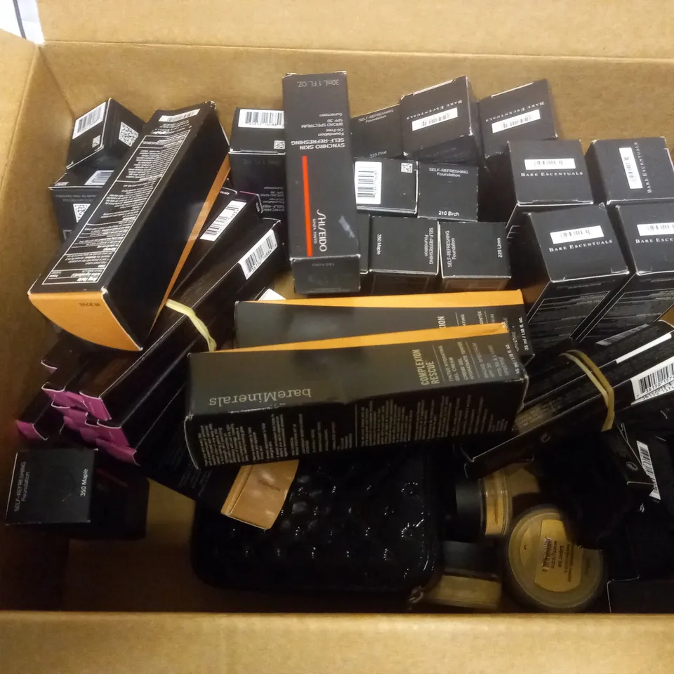 BOX OF APPROX 25 ASSORTED HEALTH & BEAUTY ITEMS TO INCLUDE - BARE MINERALS LIQUID FOUNDATION SPF 20 - SHIREIDO SYNCHRO SKIN FOUNDATION SPF 30 - BARE MINERALS LIGHT 08 SPF 15 ECT 