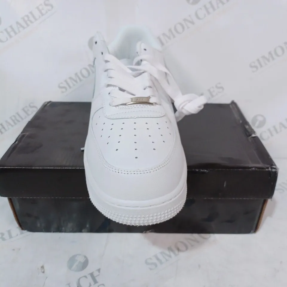 BOXED PAIR OF NIKE AIR FORCE 1 SHOES IN WHITE UK SIZE 10