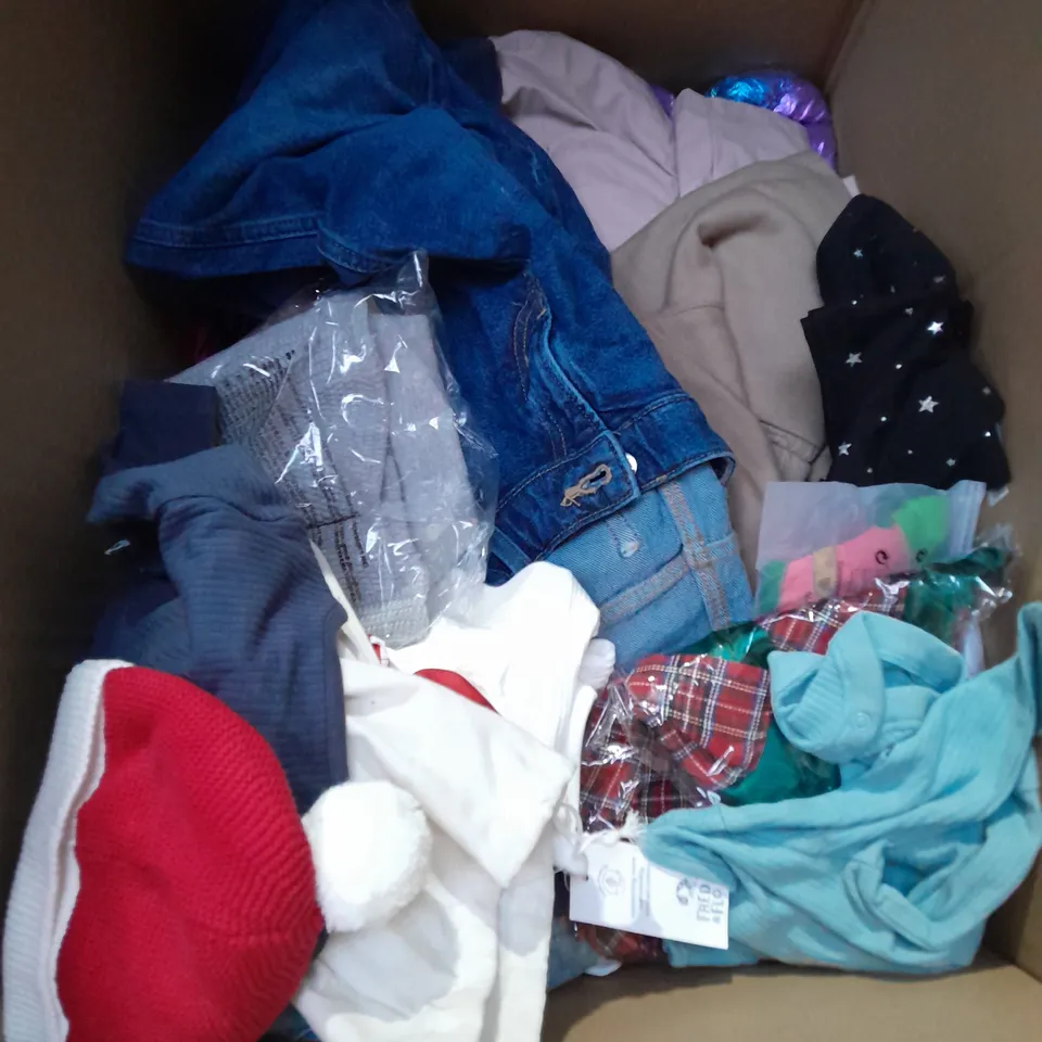 BOX OF APPROXIMATELY 35 ASSORTED KIDS CLOTHING ITEMS TO INCUDE - PYJAMAS, COAT, TSHIRTS, ETC