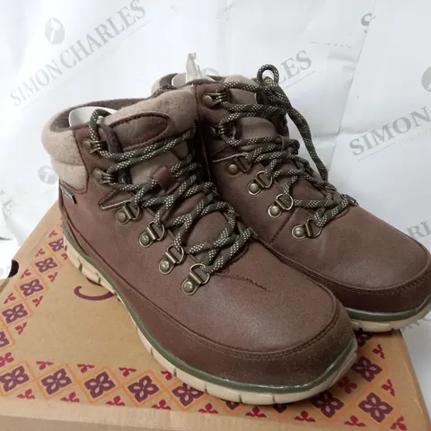 SKECHERS WARM BOOTS-BROWN SIZE 5