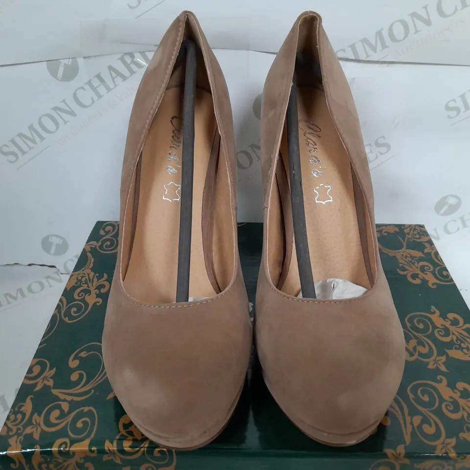 BOXED PAIR OF CLARAS CLOSED TOE THIN BLOCK HEELS IN CAMEL - SIZE 38
