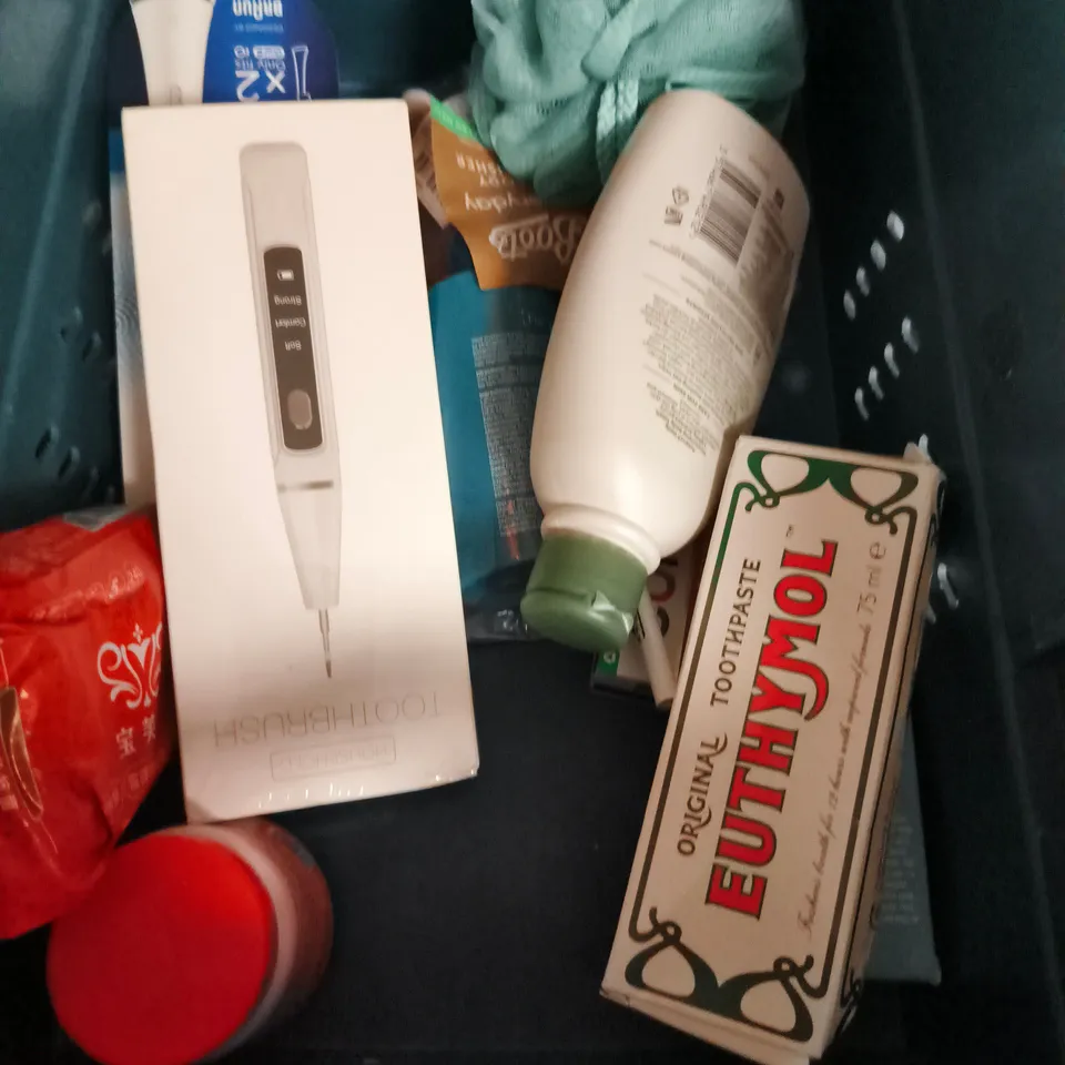 APPROXIMATEY 20 ASSORTED HEALTH AND BEAUTY PRODUCTS TO INCLUDE - BULLDOG BEARD CARE KIT - BARBER PRO EYE RESCUE KIT - MITCHUM DEODORANT - ETC