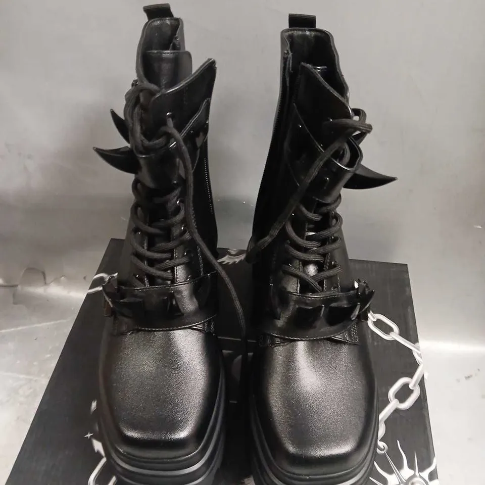BOXED KOI SANTOKU TRIDENT SPIKE PLATFORM BOOTS BLACK SIZE 6