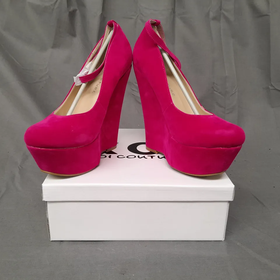 BOXED PAIR OF KOI COUTURE HR5 PLATFORM HIGH WEDGE FAUX SUEDE SHOES IN FUCHSIA SIZE 5