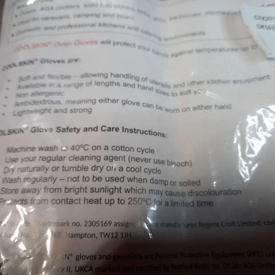 PACKAGED WHITE COOLSKIN OVEN GLOVES