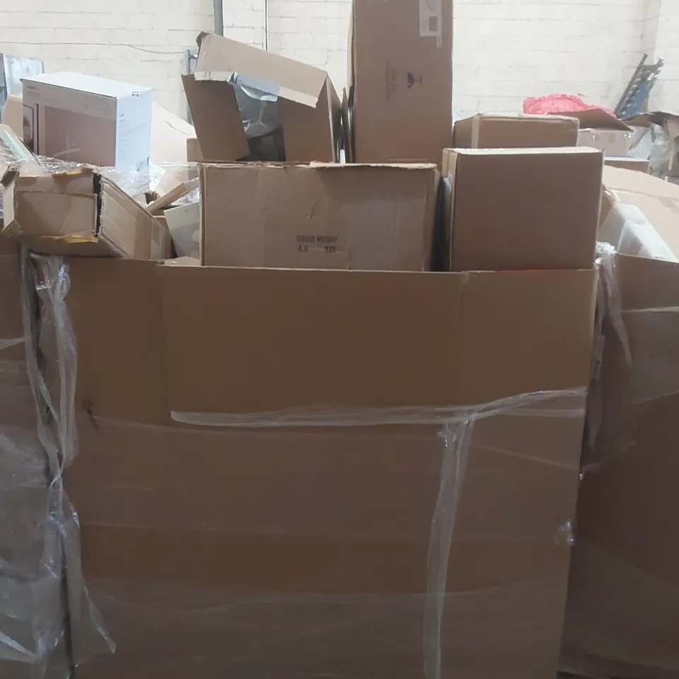 PALLET TO CONTAIN A VERY LARGE QUANTITY OF DESIGNER INDOOR LIGHTING PRODUCTS TO INCLUDE: CEILING LIGHTS, DESK LAMP, WALL LIGHT ECT