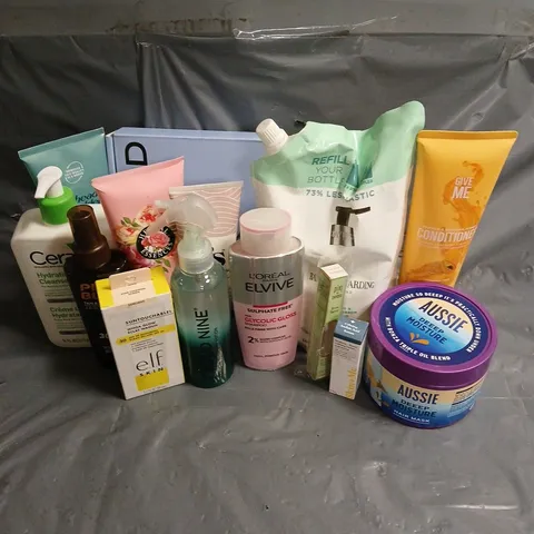 APPROXIMATELY 20 ASSORTED HEALTH & BEAUTY PRODUCTS TO INCLUDE - ELF SKIN SPF 30 SUNSCREEN, PIXI BROW TAMER, L'OREAL ELVIVE GLYCOLIC GLOSS SHAMPOO, ETC