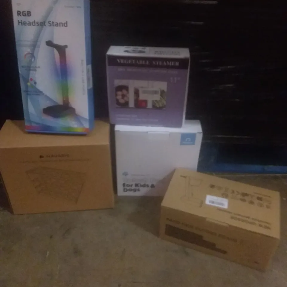 PALLET OF ASSORTED ITEMS INCLUDING RGB HEADSET STAND, HANDHELD GARMENT STEAMER, SPLASH PAD, EGG HOLDER