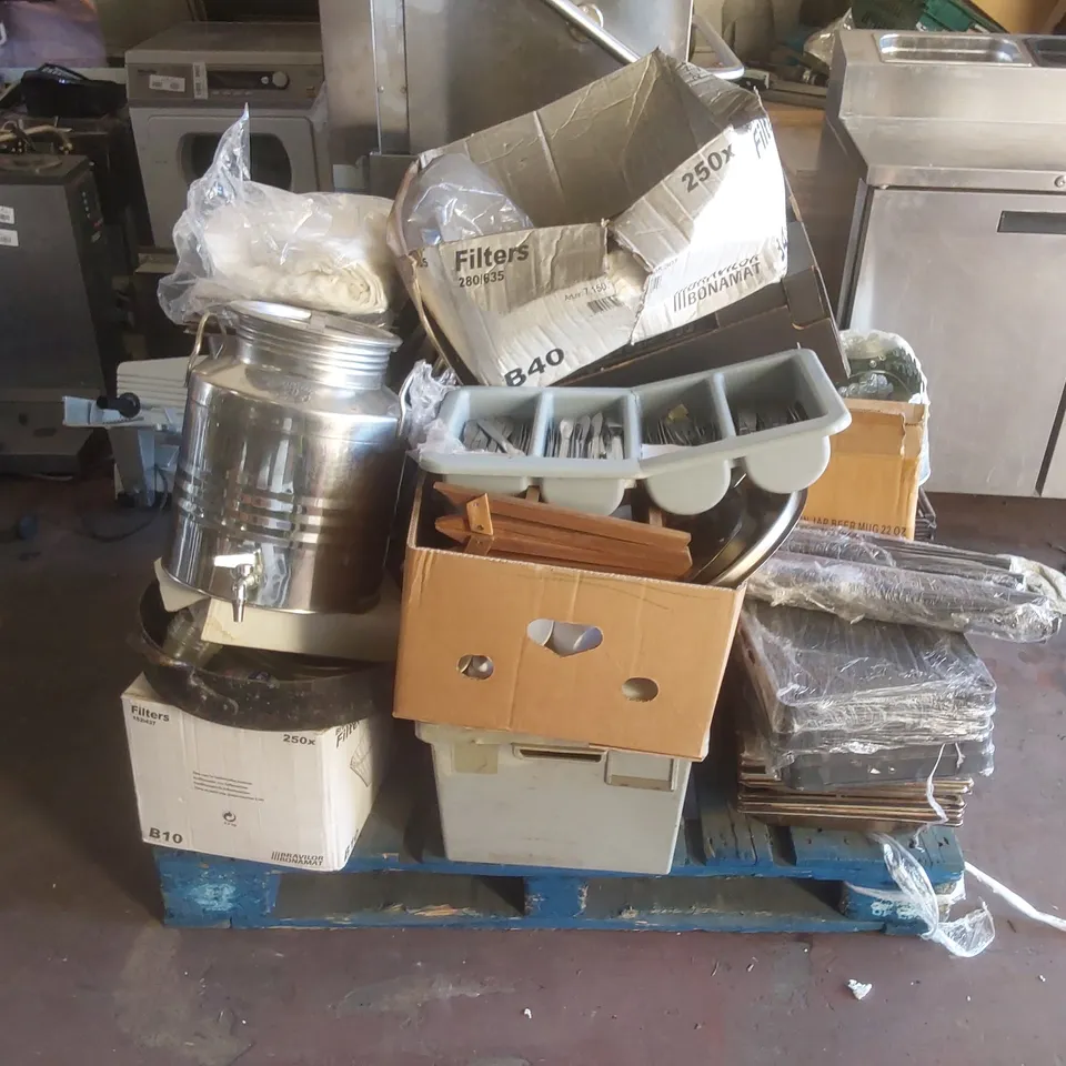 PALLET OF ASSORTED CATERING ITEMS TO INCLUDE; CUTLERY, DISPLAY BOARDS, CHOPPING BOARDS, METAL TRAYS ETC 