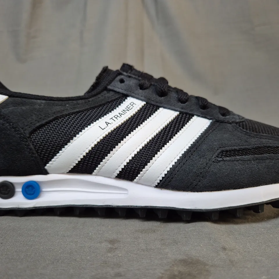 BOXED PAIR OF ADIDAS LA TRAINERS IN BLACK/WHITE UK SIZE 9