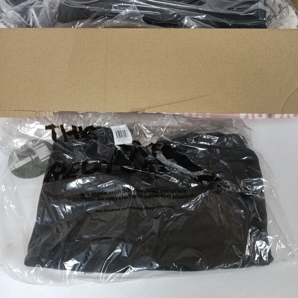 BOX OF APPROXIMATELY 20 ASSORTED CLOTHING ITEMS TO INCLUDE: FLEECE SWEATSHIRT